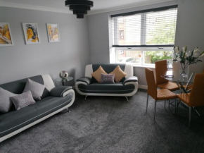 Modern 2 bedroom Glasgow airport apartment hosted by Kerry Paisley